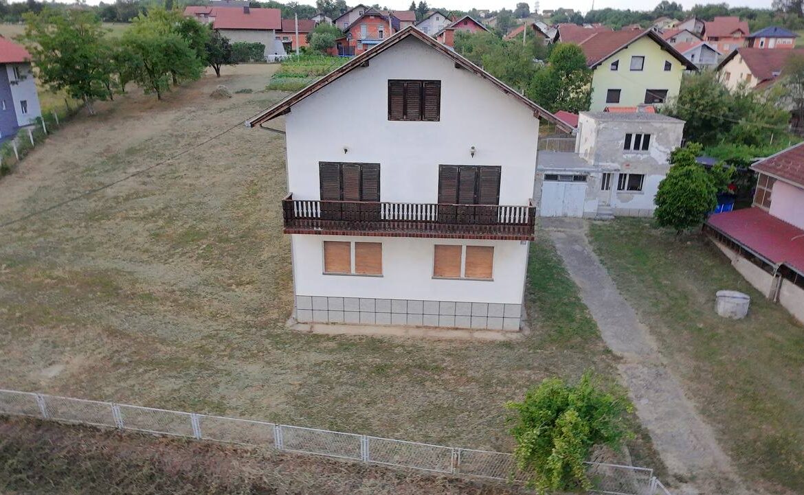 Porodična kuća na velikom placu u naselju Šargovac