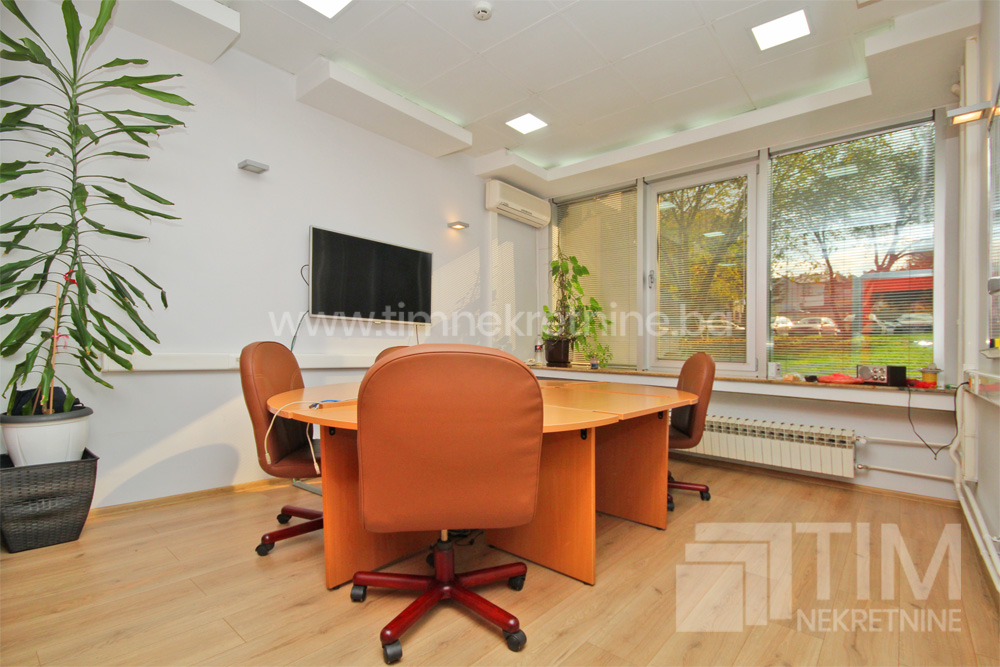 Renoviran poslovni prostor 333 m2 na tri etaže, u naselju Hrasno